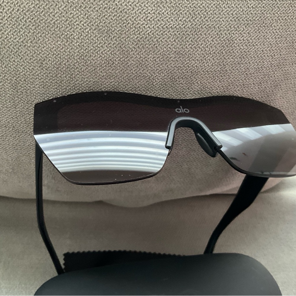Alo Yoga Stunner Sunglasses Black - Picture 4 of 15